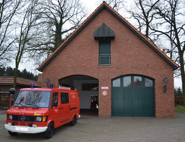 Fahrzeug vor dem Gerätehaus